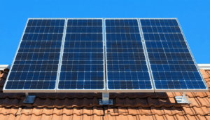 Dans le monde en constante évolution des énergies renouvelables, l’optimisation de l’inclinaison des panneaux solaires représente un enjeu crucial pour obtenir une production d’énergie solaire maximale tout au long de l’année. Que ce soit pour des installations résidentielles ou commerciales, […]